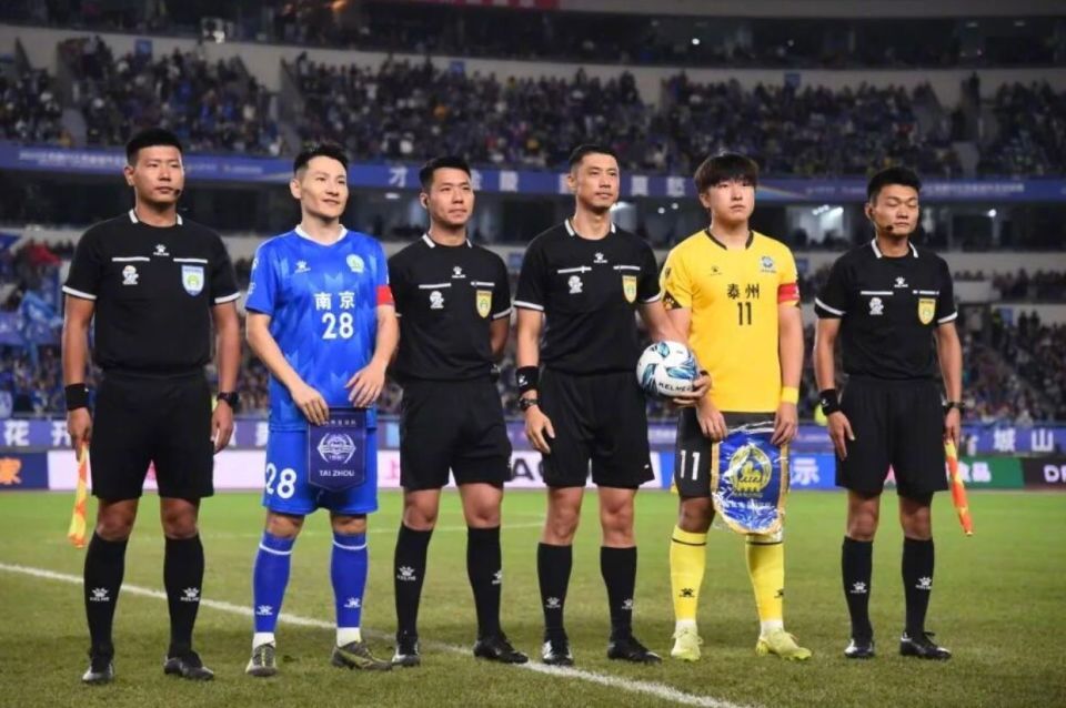 泰州队在点, 冯伯元头球 泰州队在点, 冯伯元头球